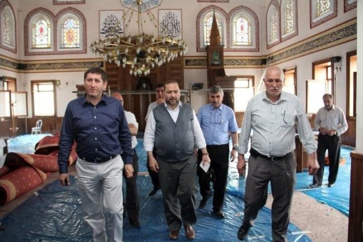 Belediye Yangında Zarar G&ouml;ren Caminin Yaralarını Sarıyor