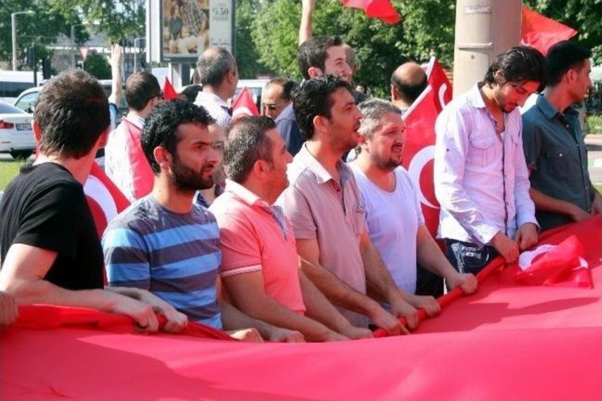 T&uuml;rk-iş Ve Kamu-sen Bayrak İ&ccedil;in Y&uuml;r&uuml;d&uuml;