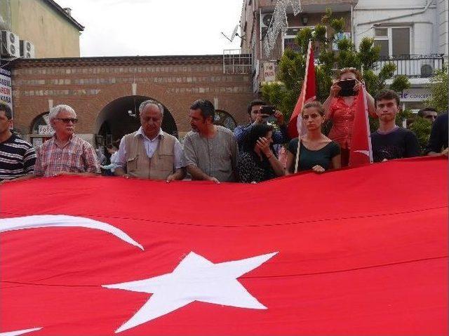 Bayrak İndirmeye 'bayraklı' Protesto