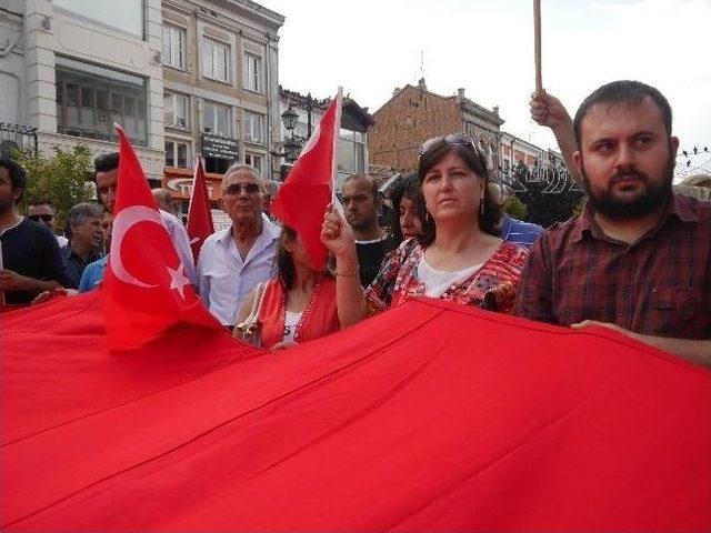 Bayrak İndirmeye 'bayraklı' Protesto