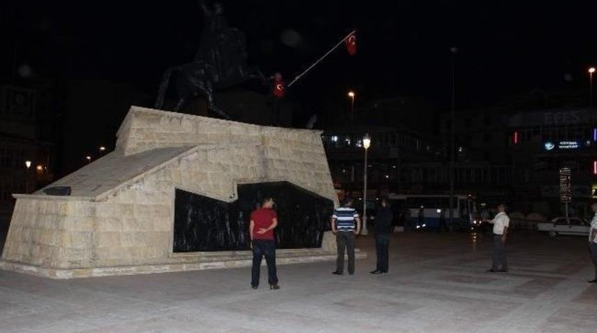 Lice&rsquo;de Bayrağın İndirilmesini Protesto İ&ccedil;in İntihara Kalkıştı