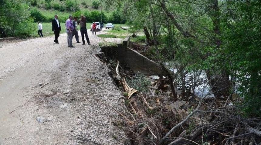 K&ouml;y Yollarında Hasar Tepsiti Yapılıyor