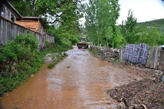 Köy Yollarında Hasar Tepsiti Yapılıyor