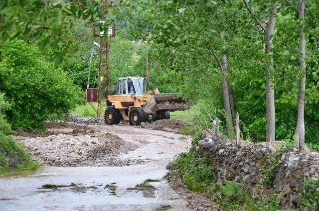 Köy Yollarında Hasar Tepsiti Yapılıyor