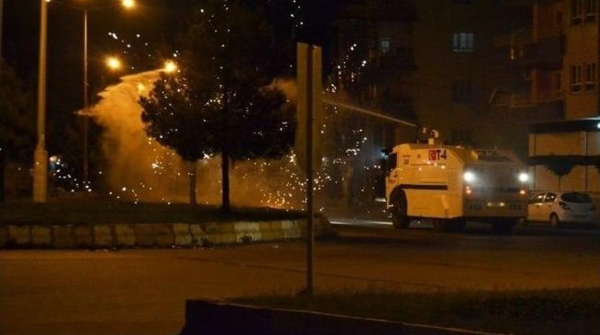 Batman&rsquo;da Bir Grup Polise Havai Fişek Ve Taşlarla Saldırdı