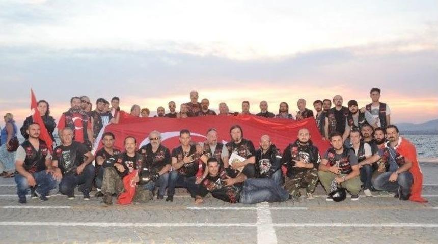 Motorculardan Bayrak İndirme Tepkisi