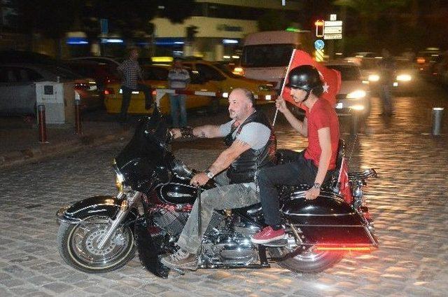 Motorculardan Bayrak İndirme Tepkisi