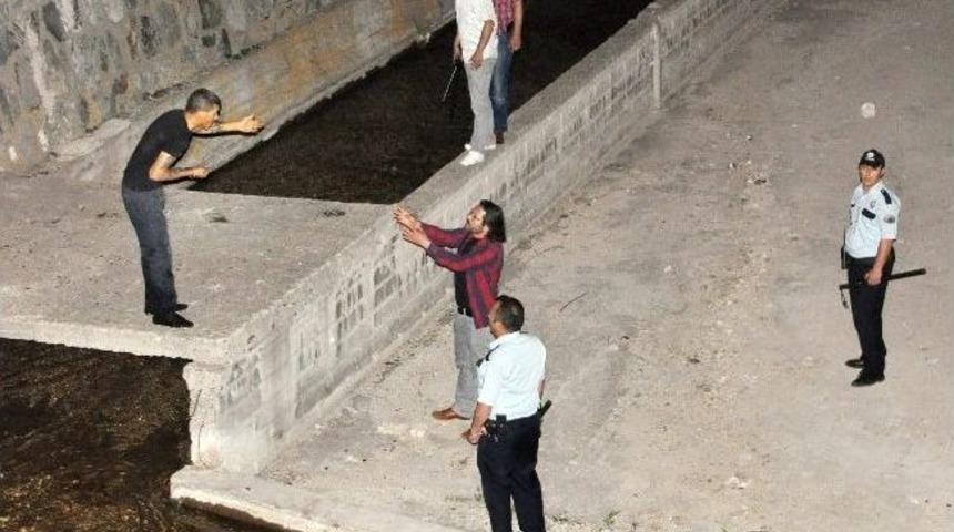 (&ouml;zel Haber) Polisten Ka&ccedil;an Ş&uuml;pheli, Kanala D&uuml;ş&uuml;nce Boğazına Bı&ccedil;ak Dayadı