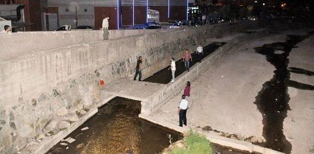 (özel Haber) Polisten Kaçan Şüpheli, Kanala Düşünce Boğazına Bıçak Dayadı