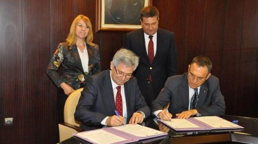 &Ccedil;&uuml; İle H&uuml; Arasında Eczacılık Eğitiminde İşbirliği Protokol&uuml; İmzalandı