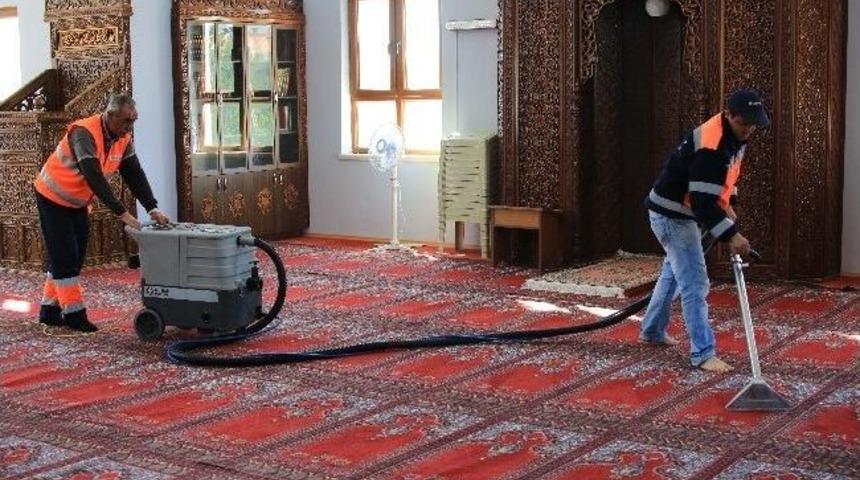 G&ouml;lbaşı&rsquo;ndaki Camilerde Ramazan Temizliği