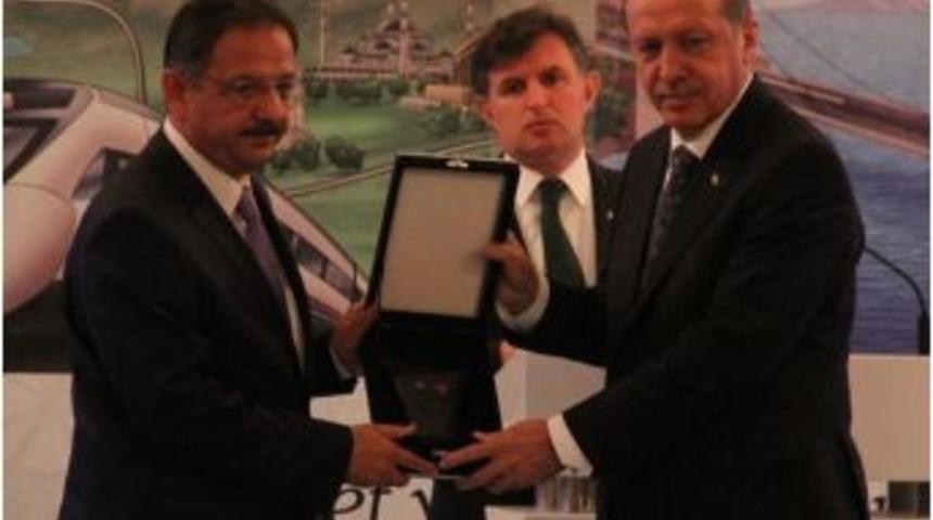 Başbakan'dan &Ouml;zhaseki'ye Tebrik Plaketi