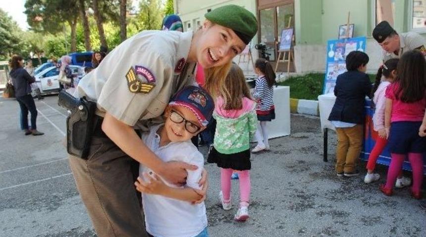 &Ccedil;ocuklardan Jandarmaya Ziyaret