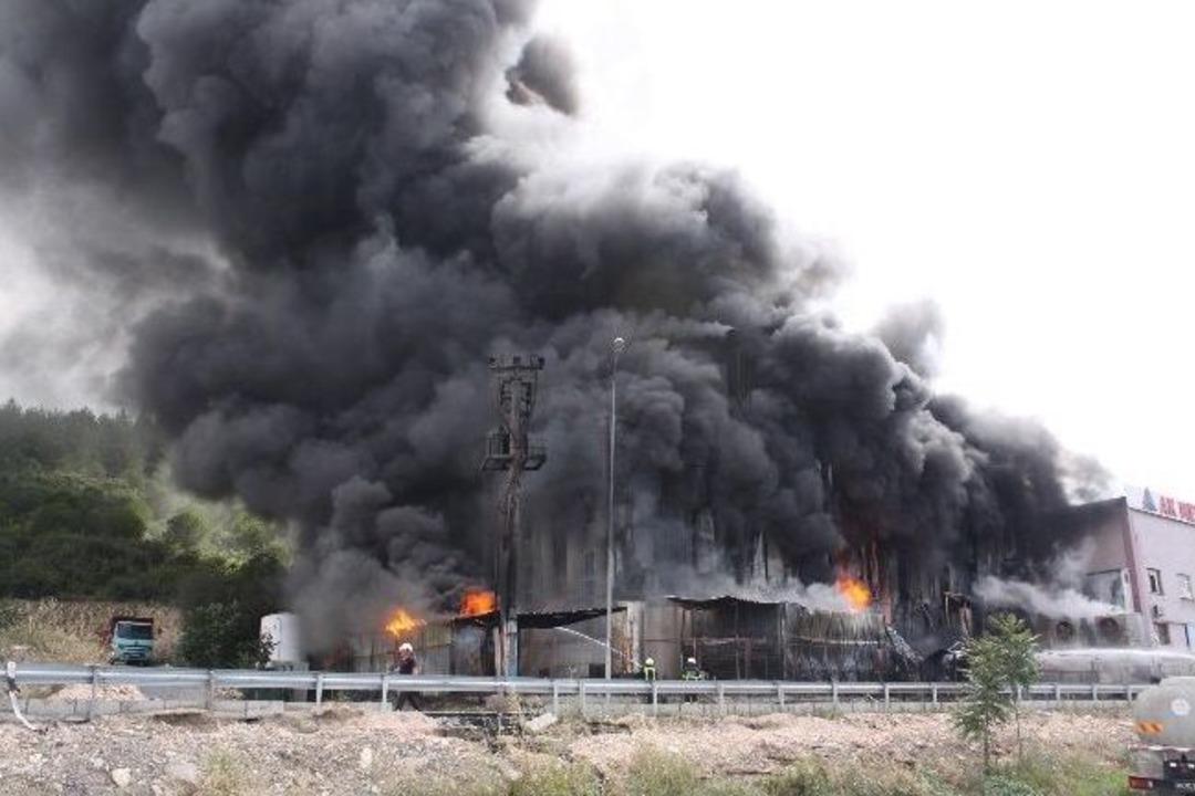 Dilovası&rsquo;ndaki Yağ Fabrikasında Yangın &Ccedil;ıktı: 1 Yaralı
