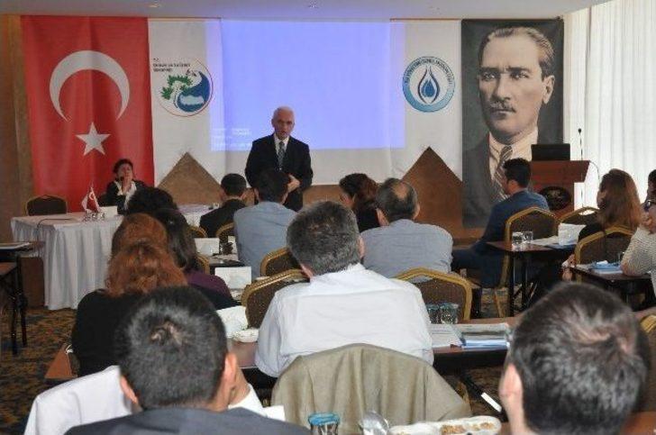 Yaşar Yakış'tan "uluslararası Su Politikası" Konferansı