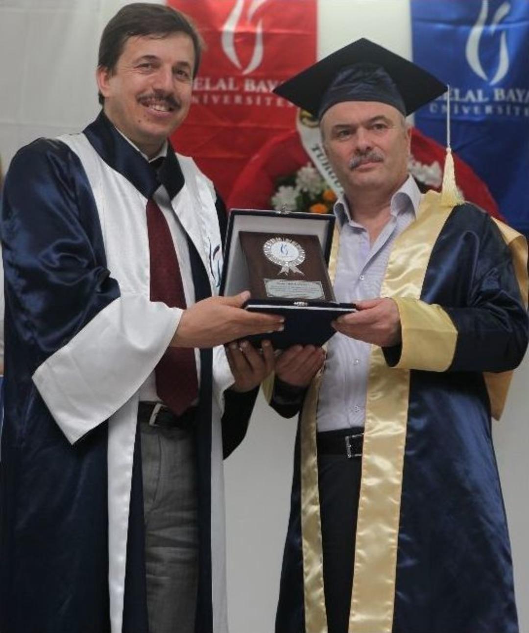 Gen&ccedil;lere Taş &Ccedil;ıkarttılar