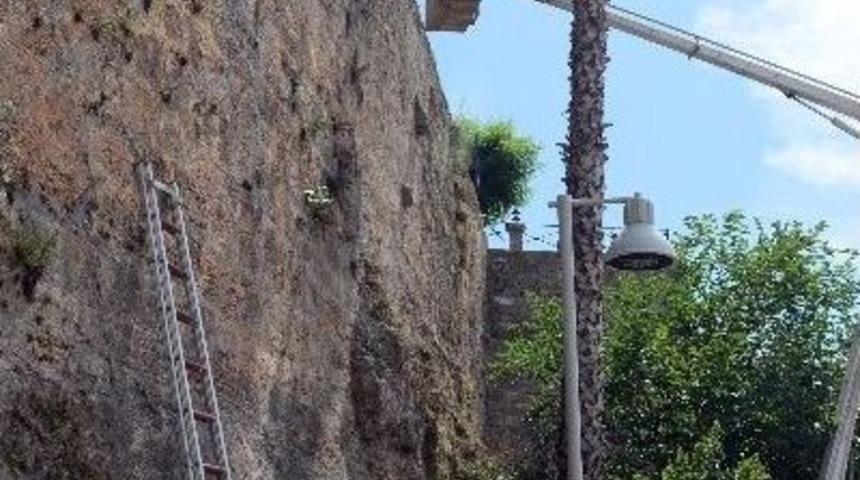 Tarihi Surlarda Temizlik