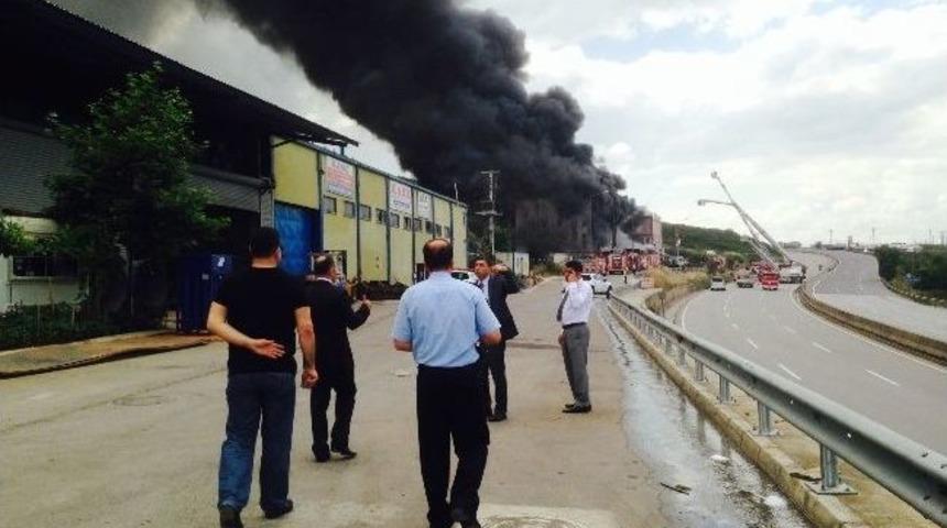 Dilovası'ndaki Yangın Nedeniyle D-100 Karayolu Trafiğe Kapatıldı (2)