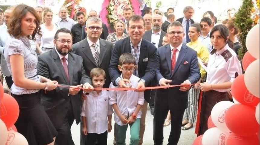 İmamoğlu, İlk Baklavayı G&uuml;ll&uuml;oğlu&rsquo;nun Elinden Yedi