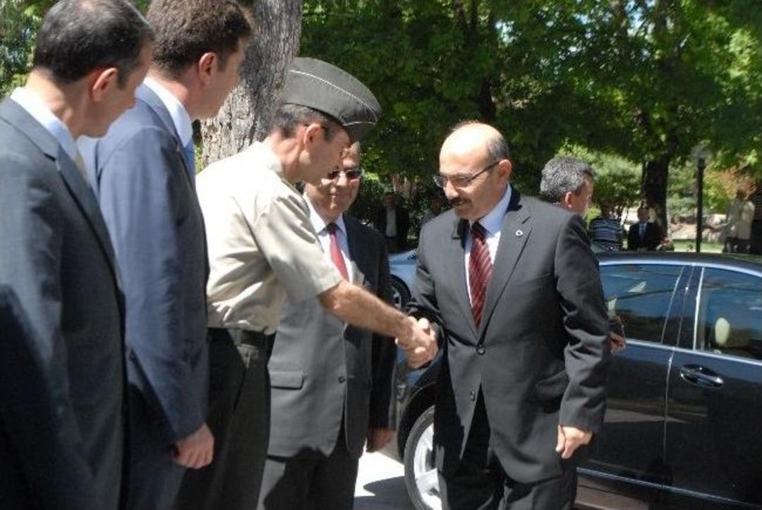 Vali K&uuml;rkl&uuml;, G&ouml;reve Başladı