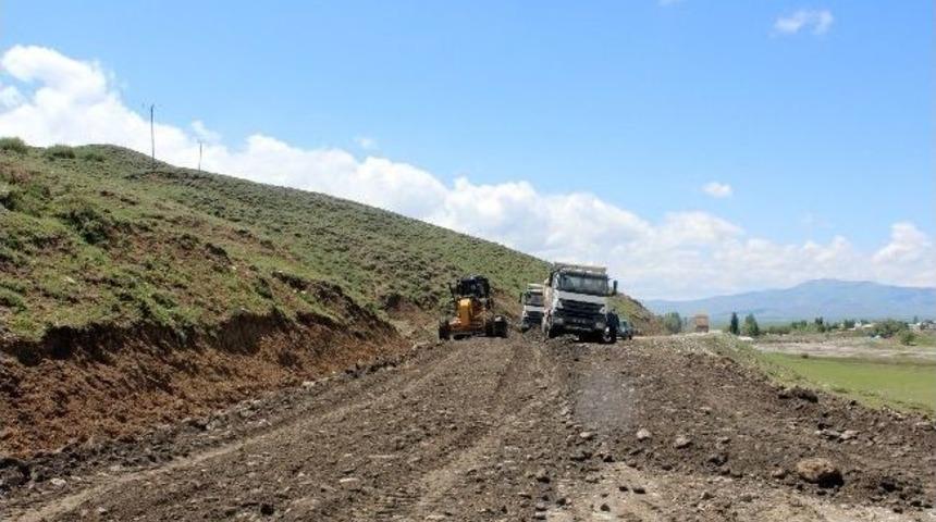 Ağrı&rsquo;da Yol Yapım &Ccedil;alışması