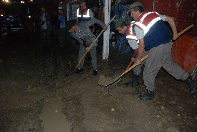 Vali Ataklı Sel Bölgesinde İnceleme Yaptı