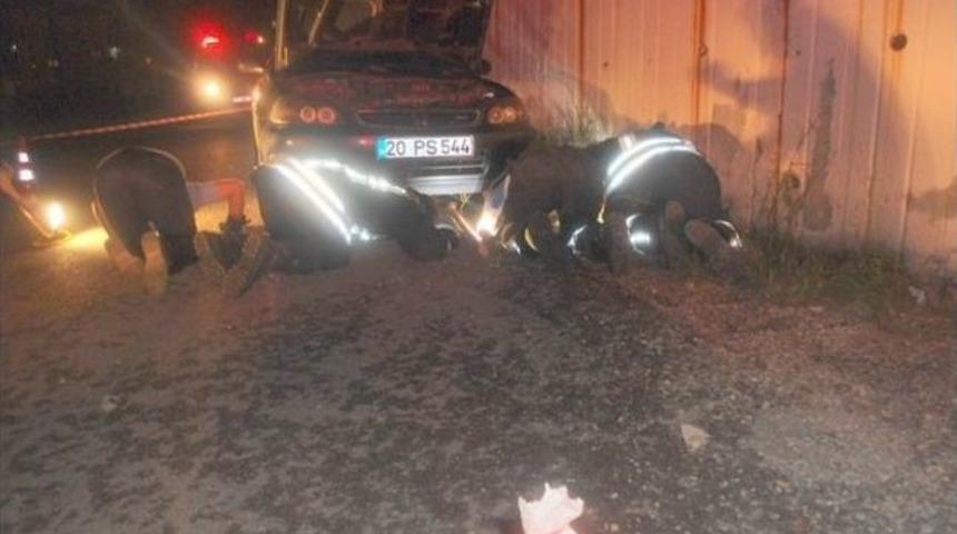 Araca Giren Yılanı İtfaiye &Ccedil;ıkardı