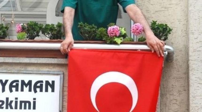 Diş Hekimlerinden Bayraklı Tepki