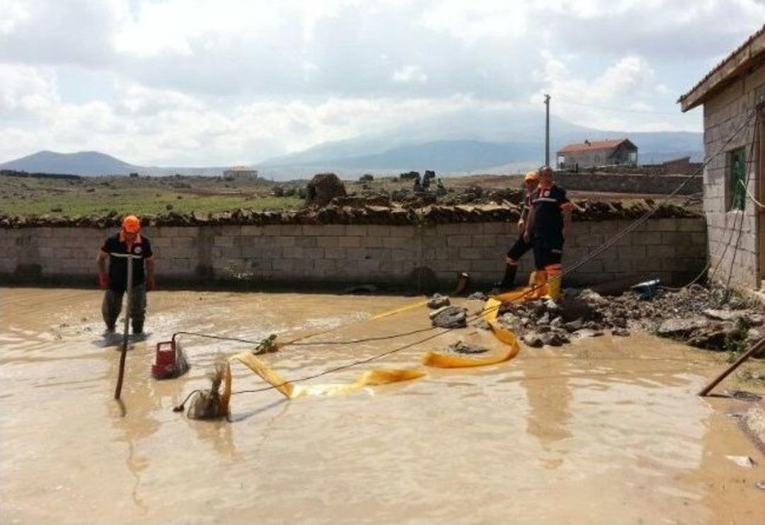 Aksaray&rsquo;da Kurtarma &Ccedil;alışmaları S&uuml;r&uuml;yor
