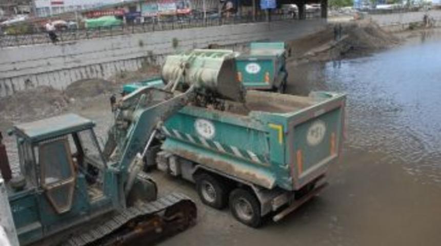 Selin Getirdiği Toprak Yığını Temizleniyor