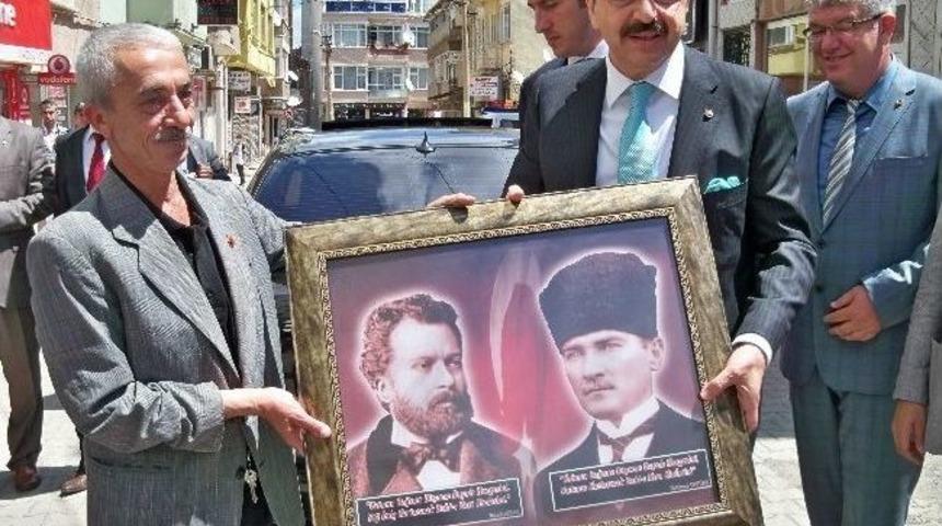 Tobb Başkanı Rifat Hisarcıklıoğlu&rsquo;nun &Ouml;n&uuml; Kesen Vatandaş Tablo Hediye Etti
