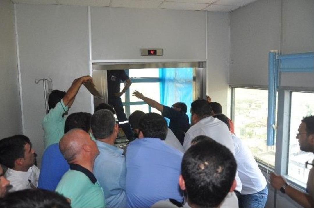 Ameliyattan &Ccedil;ıkan Hasta Halatı Kopan Asans&ouml;rde Mahsur Kaldı