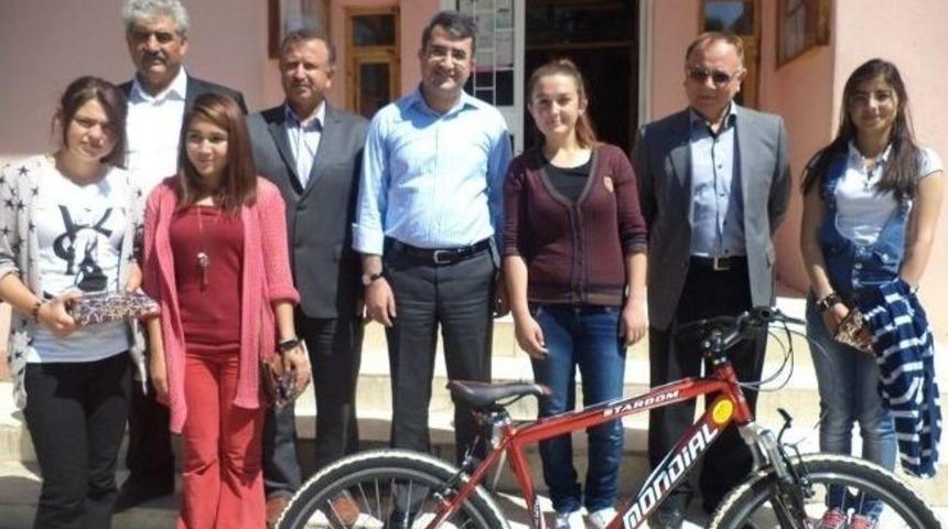 Kaymakam &Ccedil;ınar, Başarılı &Ouml;ğrencileri &Ouml;d&uuml;llendirdi