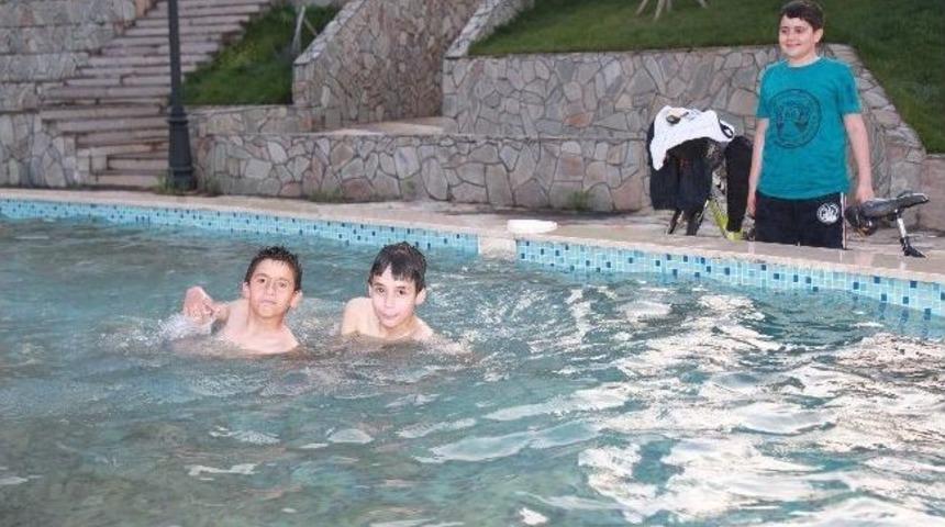 Sıcaktan Bunalan &Ccedil;ocuklar, Havuzda Serinledi