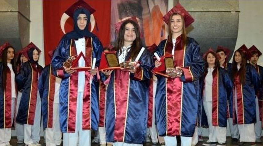 Sağlık Meslek Lisesi&rsquo;nde Mezuniyet Sevinci