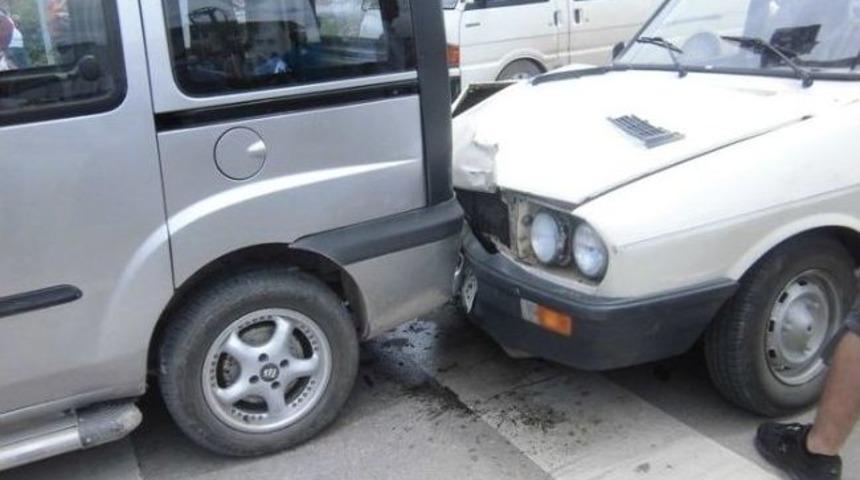 Kırmızı Işıkta Duran Araca &Ccedil;arptı