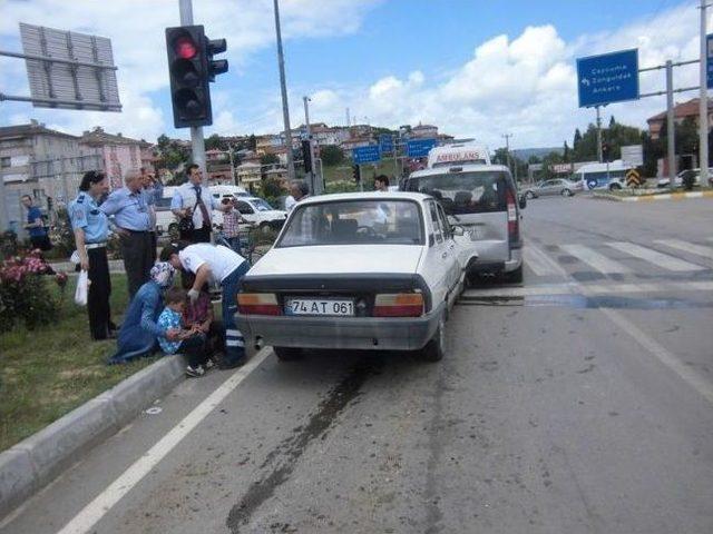 Kırmızı Işıkta Duran Araca Çarptı