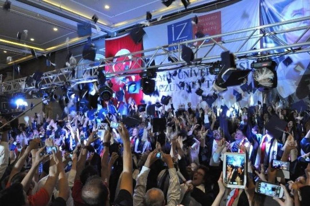 İzmir &Uuml;niversitesi&rsquo;nde Mezuniyet Sevinci