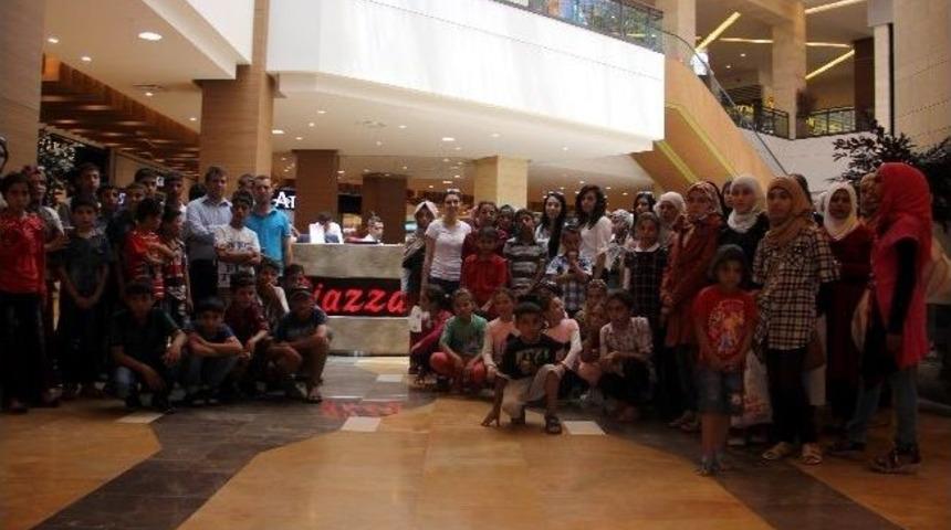 Işid Zulm&uuml;nden Ka&ccedil;an Suriyeli &Ccedil;ocuklar, Alışveriş Merkezini Gezdi
