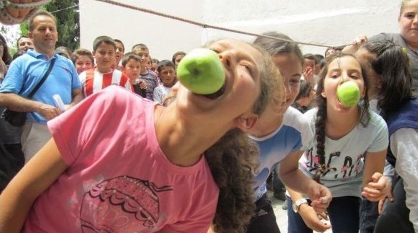 "fastfood K&uuml;lt&uuml;r&uuml;ne Hayır" Diyerek,"meyve Festivali" D&uuml;zenlediler