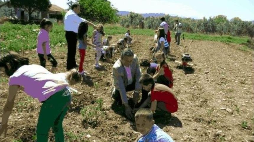 G&ouml;me&ccedil;&rsquo;te Toprak Bayramı