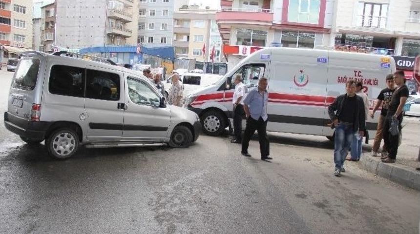 Kamyonet Kaldırıma &Ccedil;arptı: 1 Yaralı