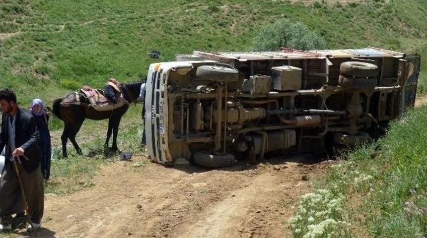 Berivanları Taşıyan Kamyonet Devrildi: 20 Yaralı