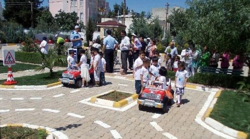 Anaokulu Bah&ccedil;esine Trafik Pisti Yapıldı