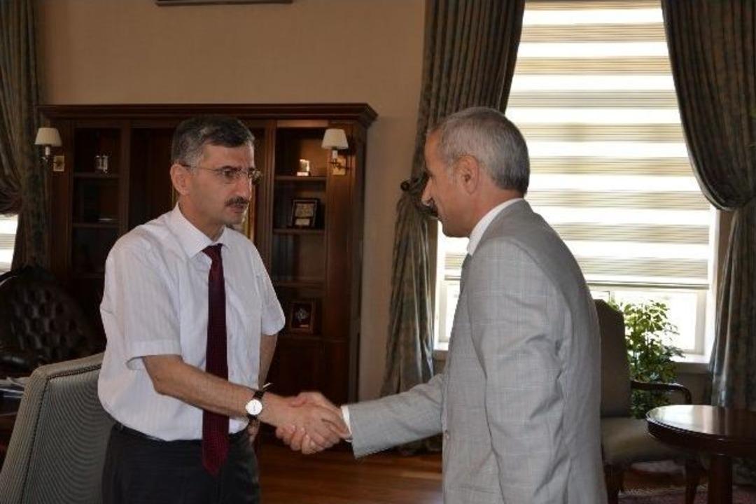 Manisa&rsquo;nın Yeni Valisi Bektaş Ziyaret&ccedil;ilerini Kabul Etti