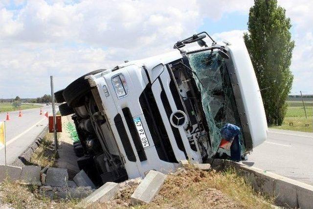 Plastik Malzeme Taşıyan Tır Devrildi: 1 Yaralı