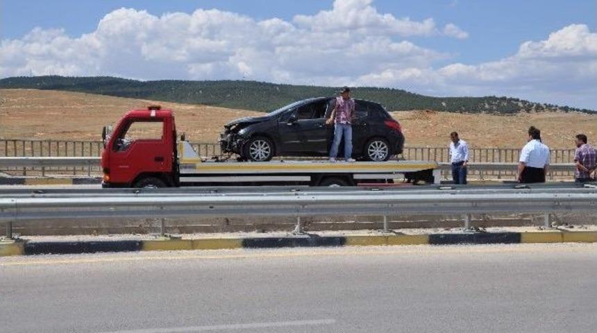 Otomobil Bariyerlere &Ccedil;arptı: 1 Yaralı