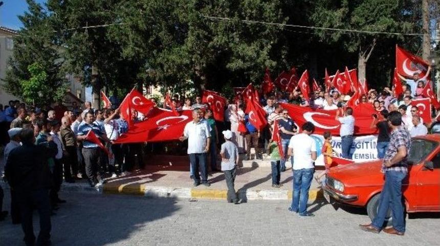 Besni'de T&uuml;rk Bayrağının İndirilmesi Protesto Edildi