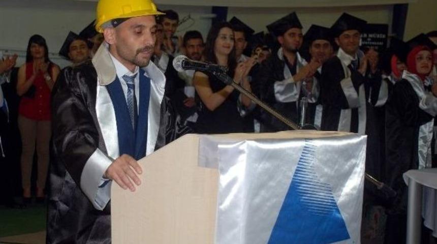 Okul Birincisi &Ouml;ğrenci Kep Yerine Baret Taktı