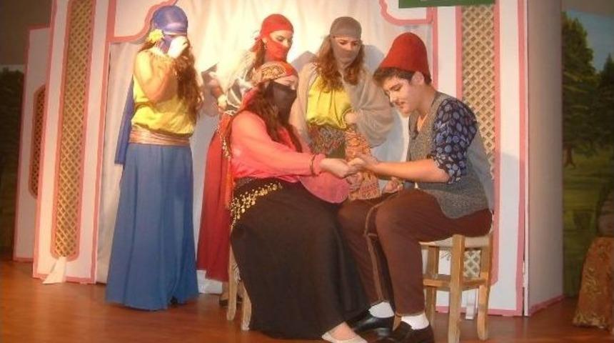 Burhaniye&rsquo;de Liselilerin Oyunu Kırdı Ge&ccedil;irdi